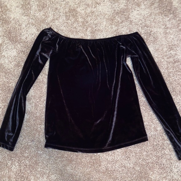 NWOT Silence + Noise Black Off Shoulder Velvet Blouse - Picture 2 of 3